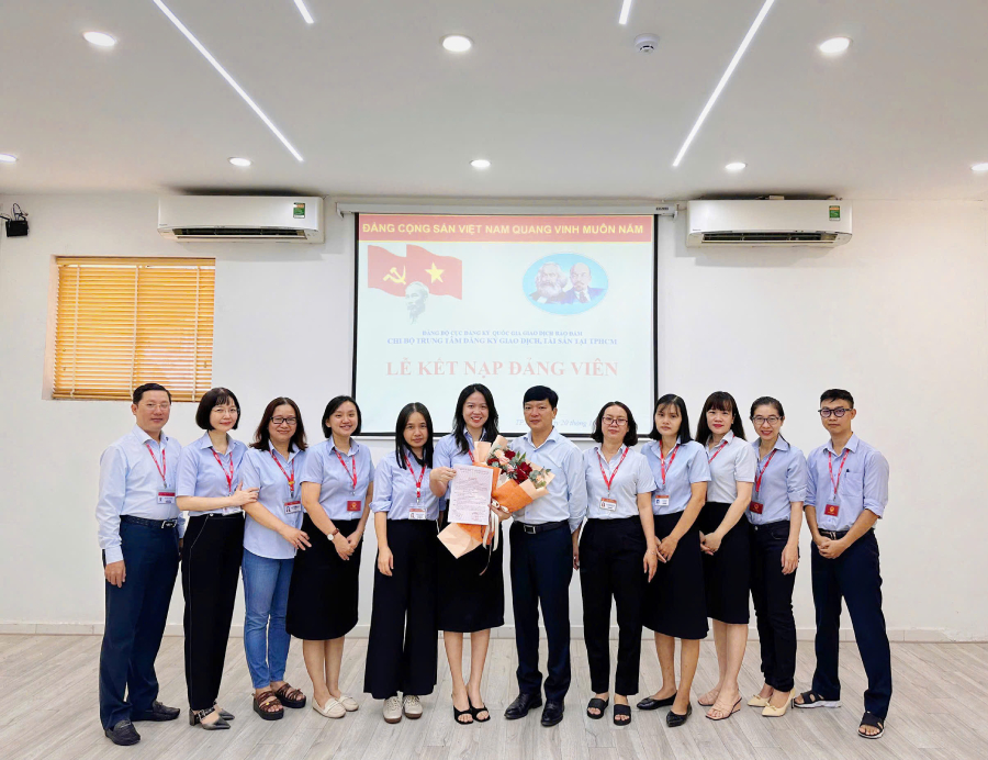 Chi bộ Trung tâm Đăng ký giao dịch, tài sản tại thành phố Hồ Chí Minh kết nạp đảng viên mới